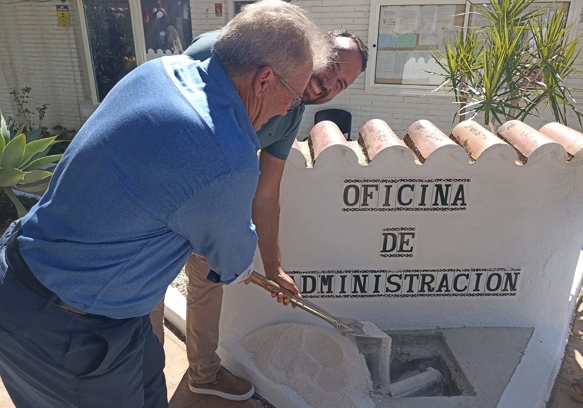 Benalmádena residents bury 50 years of history in a time capsule Sur
